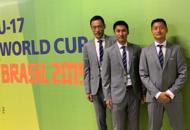 巴萨本轮欧冠大名单：特狮缺席&莱万、德容轮休，多名小将入选北京时间12月14日凌晨，巴萨将在欧冠小组赛最后一轮比赛中客场对阵安特卫普，巴萨公布了本场比赛的球员名单，特尔施特根因伤缺席，由于巴萨已经晋级，莱万、德容、京多安、阿劳霍休息，多名二队小将入选。